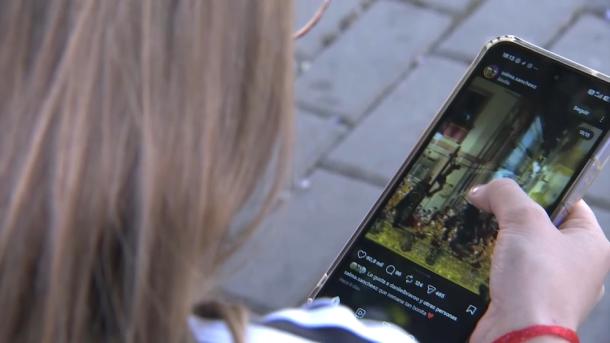 Joven utilizando Instagram en un teléfono móvil