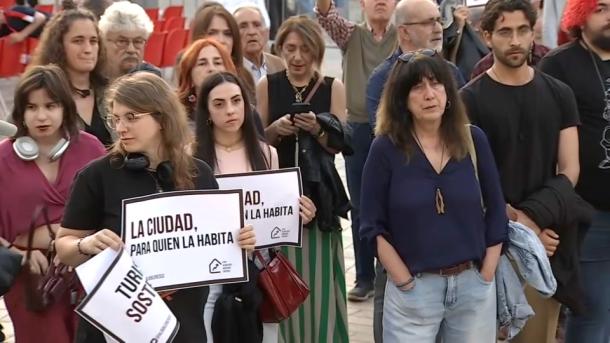 Protesta en Cáceres en contra de la proliferación del turismo y la cesión de espacios públicos el viernes 10 de abril de 2026