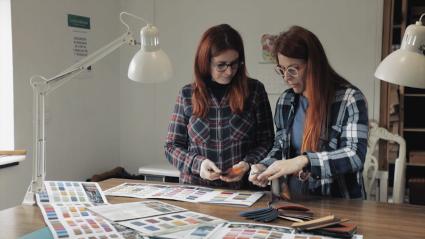 Artesanas del cuero en su taller