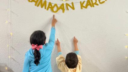 Niños y niñas celebrando Ramadán