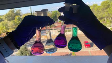 Matraces con diferentes disoluciones creadas en un laboratorio.