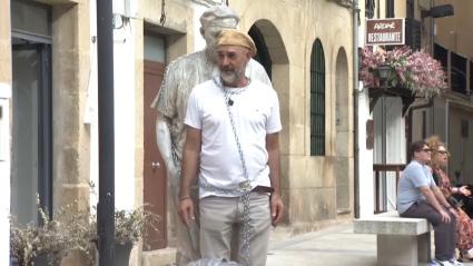 El artista Antonio Morán se encadena a su obra en Plasencia para pedir que no la trasladen