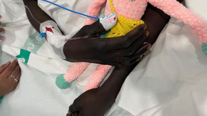 Mano Moustapha en el hospital