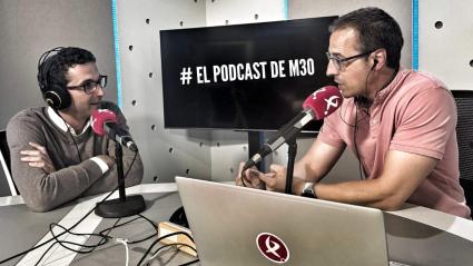 Alejandro Pérez, director general del Mérida en los estudios de Canal Extremadura Radio con Fernando Gallego.