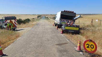 La Diputación de Cáceres realiza una campaña de desbroce en la red provincial de carreteras para prevenir incendios