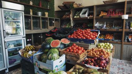 Expositores con frutas en un establecimiento comercial