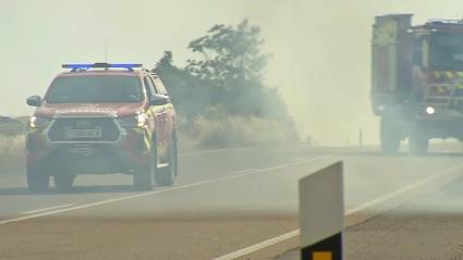 El humo de un incendio en Mérida dificulta la visibilidad en la N-V 