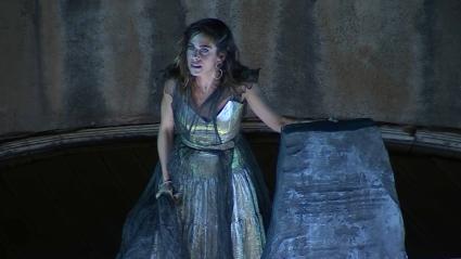 Electra (María León) clama vengar la muerte de su padre Agamenón (Patxi Freytez)