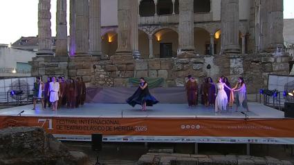 Jóvenes actores de 'Ciclón' representan la obra en el Templo de Diana