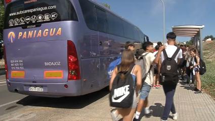 Alumnos utilizando transporte escolar - Imagen de archivo