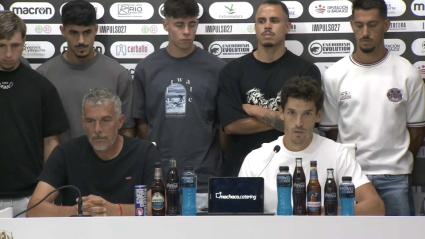 El entrenador Juan Marrero y el capitán Fran Miranda anunciando la huelga indefinida de la plantilla en el caso de que la FIFA no le levanta la sanción al club.