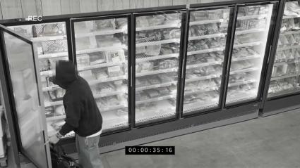 Robo en un establecimiento - Imagen de archivo.