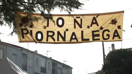 Cartel de la Toñá Piornalega durante la celebración de las fiestas