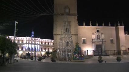 Árbol navideño instalado en la Plaza de España de Badajoz, preparado para el encendido de la Navidad