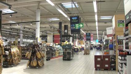 Interior de un supermercado, con ofertas de cara a la Navidad