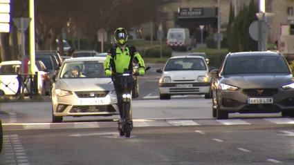 Persona cirulando con un patinete eléctrico por la ciudad