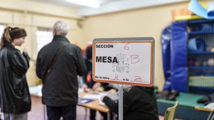 Papeletas electorales y sobres dentro de una urna electoral durante las elecciones autonómicas en Extremadura