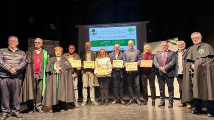 Foto de familia con representantes y premiados
