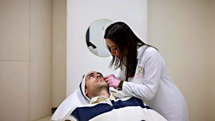 En la clinica atendiendo paciente