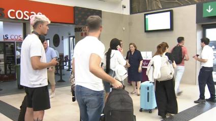 Jóvenes extremeños esperando para subir a un transporte público de la región