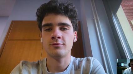 El placentino Óscar Gaitán atiende a través de videollamada a Extremadura Deportes. 