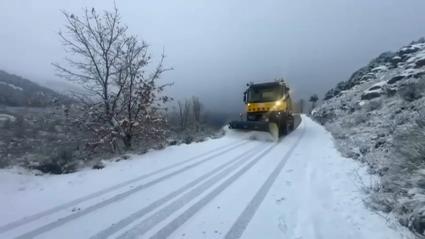 Máquina quitanieves trabajando para retirar la nieve acumulada