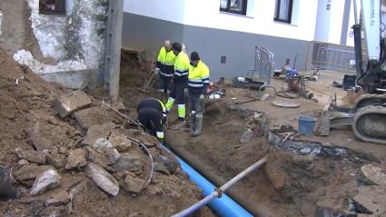 Operarios trabajando para reparar la avería que ha dejado sin agua durante varias horas al municipio de San Vicente de Alcántara