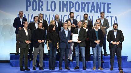 El presidente del Partido Popular, Alberto Núñez Feijóo junto a presidentes autonómicos del Partido Popular, entre ellos la extremeña María Guardiola, durante la clausura del acto de presentación de la 'Declaración de Zaragoza'