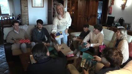 Familia celebrando la Navidad y entregándose regados