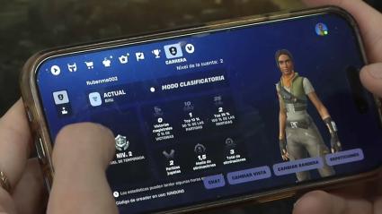 Persona jugando a Fortnite en un dispositivo móvil