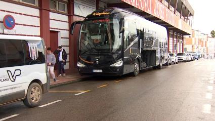 El autobús del Mérida parte hacia Ourense para disputar el siguiente partido de liga
