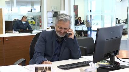 Un trabajador hablando por teléfono en su puesto de trabajo