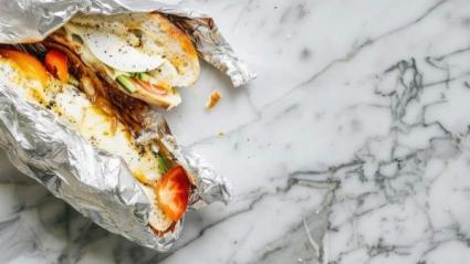 Bocadillo envuelto en papel aluminio