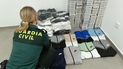 La Guardia Civil ha intervenido un importante lote de ropa presuntamente falsificada en un mercadillo de Coria