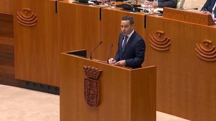 Óscar Fernández, portavoz de Vox Extremadura, durante la sesión de investidura de María Guardiola