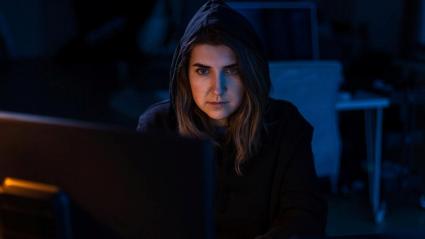 Mujer en penumbra con su PC