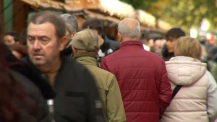 Cacereños andando por el Paseo de Cánovas