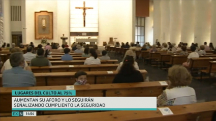 Interior de una iglesia durante la celebración de una misa en Cáceres