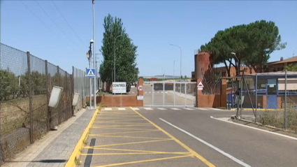 El servicio de vigilancia exterior de la Policía Nacional en la prisión de Badajoz funciona con normalidad y al completo. Entrada al centro penitenciario de Badajoz. Verja cerrada y controles antes de acceder a la prisión de Badajoz.