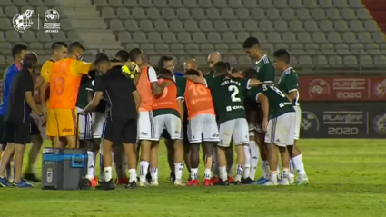 'Piña' del Badajoz en los instantes previos a la tanda de penaltis frente al Bilbao Athletic