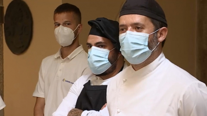 Trabajadores de un hotel con mascarilla
