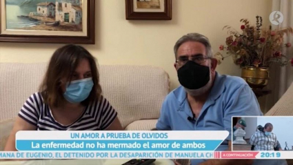 Hombre que habla sobre su vida con su mujer con Alzheimer