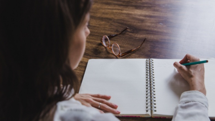 Mujer escribiendo