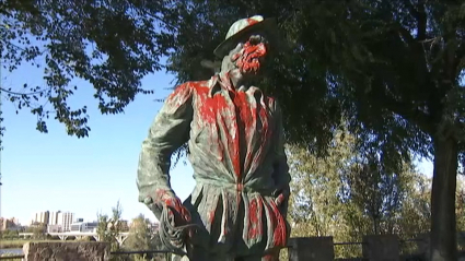 Escultura de Francisco Pizarro en el Paseo Fluvial bañada en pintura roja.