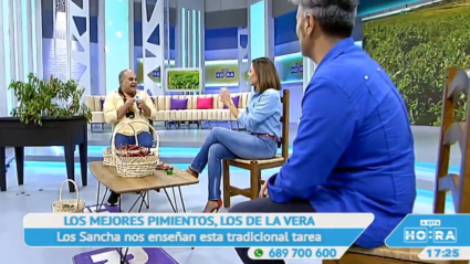Sancha ensartando pimientos