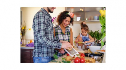 Familia preparando la comida
