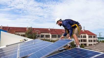 técnico colocando placas fotovoltaicas en vivienda particular