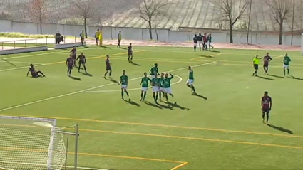 Los jugadores del Moralo celebran el gol de la victoria ante el Extremadura B