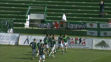 Los jugadores del Cacereño celebran el el primer gol ante el Azuaga