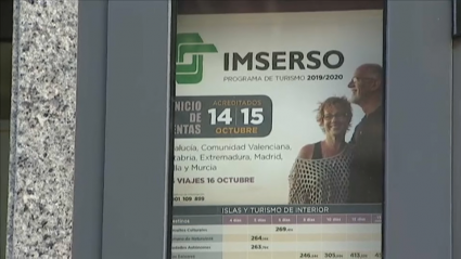 Imagen de un cartel anunciando los viajes del Imserso en una agencia de la región